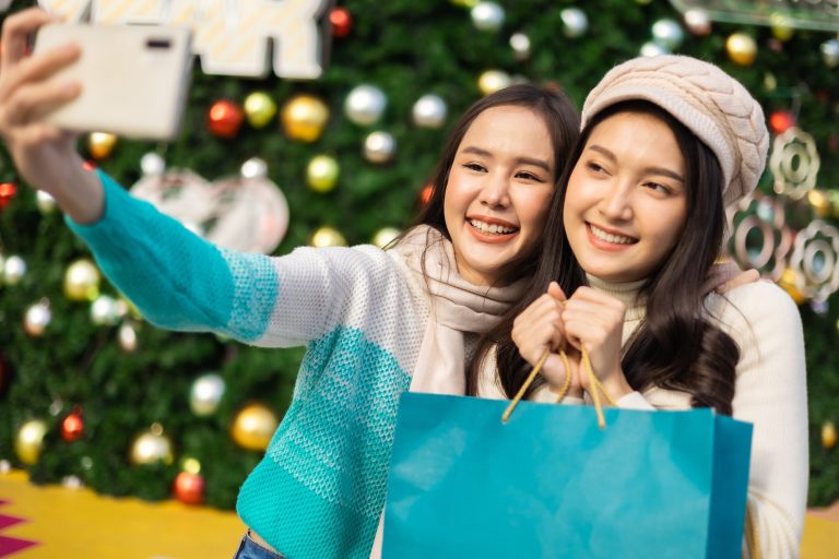 WOMAN SHOPPING XMAS OUTDOOR