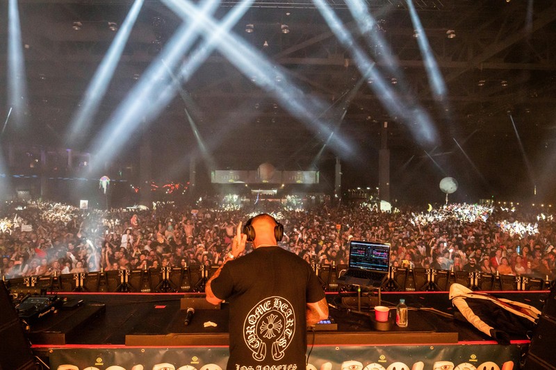 Crowd inside Coco Bongo nightclub in Cancun with performers on stage
